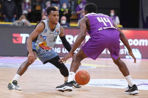 T.J. Shorts (Merlins Crailsheim) (am Ball), Kamar Baldwin (BG Goettingen) (R) , Basketball, Bundesliga, BBL, BG Goettingen - Hakro Merlins Crailsheim , 18.12.2021, BG Goettingen - Hakro Merlins Crailsheim, Basketball, Bundesliga, GER, BBL, 18.12.2021 Goettingen Copyright: xEibner-Pressefotox-xRolandxSippelx