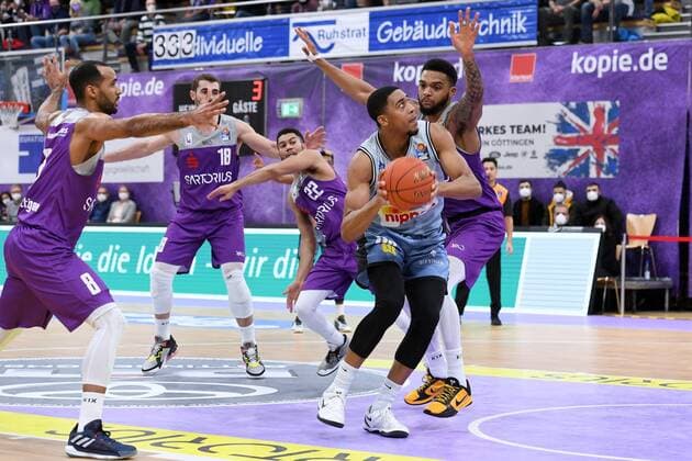 Jaren Lewis (Merlins Crailsheim) (am Ball), Jeff Roberson (BG Goettingen) (R, hinten), Harper Kamp (BG Goettingen) (M, hinten), Akeem Vargas (BG Goettingen) (L) , Basketball, Bundesliga, BBL, BG Goettingen - Hakro Merlins Crailsheim , 18.12.2021, BG Goettingen - Hakro Merlins Crailsheim, Basketball, Bundesliga, GER, BBL, 18.12.2021 Goettingen Copyright: xEibner-Pressefotox-xRolandxSippelx