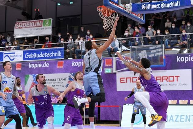 Korbleger von Jaren Lewis (Merlins Crailsheim) (L), Jeff Roberson (BG Goettingen) (R), Harper Kamp (BG Goettingen) (M) , Basketball, Bundesliga, BBL, BG Goettingen - Hakro Merlins Crailsheim , 18.12.2021, BG Goettingen - Hakro Merlins Crailsheim, Basketball, Bundesliga, GER, BBL, 18.12.2021 Goettingen Copyright: xEibner-Pressefotox-xRolandxSippelx