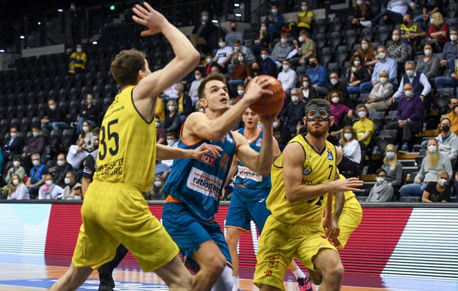 GER, Basketball,easy Credit-BBL, EWE Baskets Oldenburg vs ratiopharm Ulm 18.12.2021, EWE Arena, Oldenburg, GER, easy Credit-BBL, EWE Baskets Oldenburg vs ratiopharm Ulm , im Bild Fedor ZUGIC ( ratiopharm Ulm 44 ) Alen PJANIC ( EWE Baskets Oldenburg 35 ) Sebastian HERRERA ( EWE Baskets Oldenburg 7 )