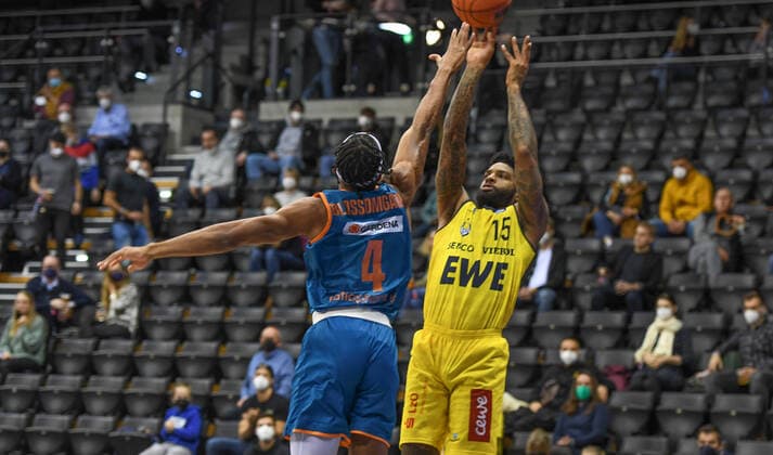 GER, Basketball,easy Credit-BBL, EWE Baskets Oldenburg vs ratiopharm Ulm 18.12.2021, EWE Arena, Oldenburg, GER, easy Credit-BBL, EWE Baskets Oldenburg vs ratiopharm Ulm , im Bild Cameron CLARK ( EWE Baskets Oldenburg 15 ) Jaron BLOSSOMGAME ( ratiopharm Ulm 4 )