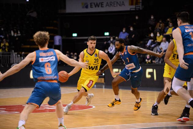 Michal Michalak (20 EWE Baskets Oldenburg) gegen Sindarius Thornwell (7 ratiopharm Ulm) und Per Günther Guenther (6 ratiopharm Ulm) bei der Partie EWE Baskets Oldenburg vs ratiopharm Ulm. Basketball, easyCredit BBL, Saison 2021 2022, 11. Spieltag, 18.12.2021. Copyright: xErikxHillmer EIBNERx EP_EHR EWE Baskets Oldenburg vs ratiopharm Ulm. Basketball, easyCredit BBL, Saison 2021 2022, 11. Spieltag, 18.12.2021 Oldenburg Copyright: xErikxHillmer EIBNERx EP_EHR