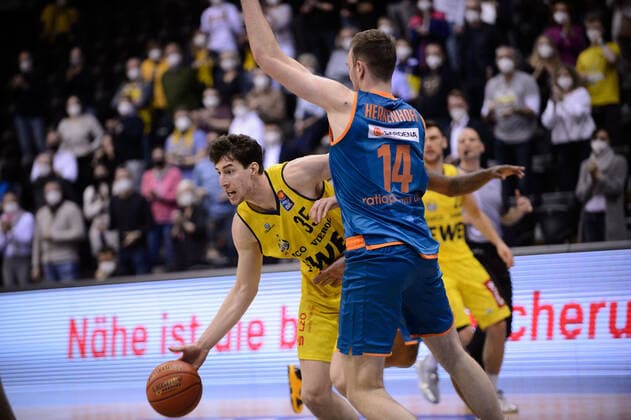 Alen Pjanic (35 EWE Baskets Oldenburg) gegen Philipp Herkenhoff (14 ratiopharm Ulm) bei der Partie EWE Baskets Oldenburg vs ratiopharm Ulm. Basketball, easyCredit BBL, Saison 2021 2022, 11. Spieltag, 18.12.2021. Copyright: xErikxHillmer EIBNERx EP_EHR EWE Baskets Oldenburg vs ratiopharm Ulm. Basketball, easyCredit BBL, Saison 2021 2022, 11. Spieltag, 18.12.2021 Oldenburg Copyright: xErikxHillmer EIBNERx EP_EHR