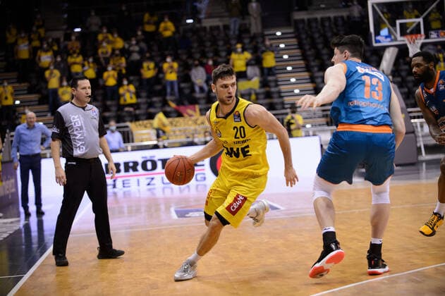 Michal Michalak (20 EWE Baskets Oldenburg) gegen Nicolas Bretzel (13 ratiopharm Ulm) bei der Partie EWE Baskets Oldenburg vs ratiopharm Ulm. Basketball, easyCredit BBL, Saison 2021 2022, 11. Spieltag, 18.12.2021. Copyright: xErikxHillmer EIBNERx EP_EHR EWE Baskets Oldenburg vs ratiopharm Ulm. Basketball, easyCredit BBL, Saison 2021 2022, 11. Spieltag, 18.12.2021 Oldenburg Copyright: xErikxHillmer EIBNERx EP_EHR