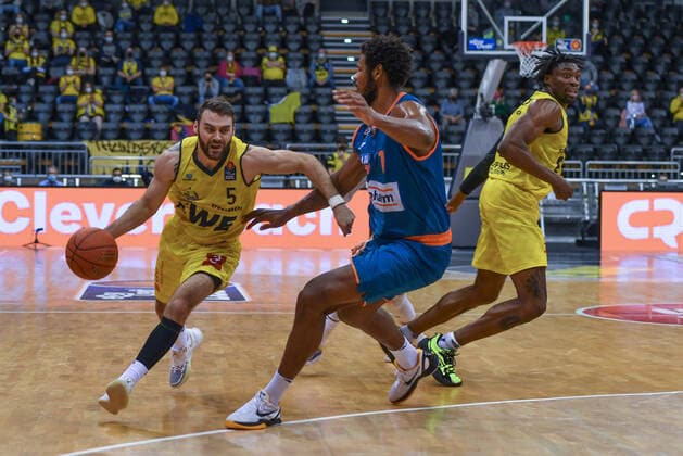 GER, Basketball,easy Credit-BBL, EWE Baskets Oldenburg vs ratiopharm Ulm 18.12.2021, EWE Arena, Oldenburg, GER, easy Credit-BBL, EWE Baskets Oldenburg vs ratiopharm Ulm , im Bild Matt FARRELL ( EWE Baskets Oldenburg 5 ) Christiano FELICIO ( ratiopharm Ulm 1 ) Tai ODIASE ( EWE Baskets Oldenburg 21 )