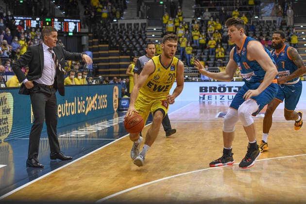 GER, Basketball,easy Credit-BBL, EWE Baskets Oldenburg vs ratiopharm Ulm 18.12.2021, EWE Arena, Oldenburg, GER, easy Credit-BBL, EWE Baskets Oldenburg vs ratiopharm Ulm , im Bild Michal MICHALAK ( EWE Baskets Oldenburg 20 ) Niolas BRETZEL ( ratiopharm Ulm 13 )