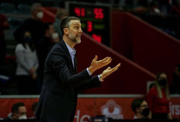 Deutschland, Giessen, Osthalle, 18.12.2021, easy Credit BBL, 11.Spieltag, JobStairs Gießen 46ers - Telekom Baskets Bonn Bild: Head-Coach: Pete Strobl (Giessen 46ers) Copyright: HMBxMedia ThomasxJäger
