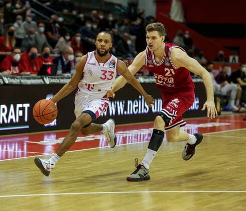 Deutschland, Giessen, Osthalle, 18.12.2021, easy Credit BBL, 11.Spieltag, JobStairs Gießen 46ers - Telekom Baskets Bonn Bild: v.li. Parker Jackson-Cartwright (Telekom Baskets Bonn),Florian Koch (Giessen 46ers) Copyright: HMBxMedia ThomasxJäger