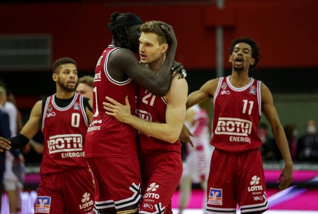 Deutschland, Giessen, Osthalle, 18.12.2021, easy Credit BBL, 11.Spieltag, JobStairs Gießen 46ers - Telekom Baskets Bonn Bild: jubel der Spieler von Gießen sie gleichen nach Aufholjagt mit den Punkten aus Copyright: HMBxMedia ThomasxJäger