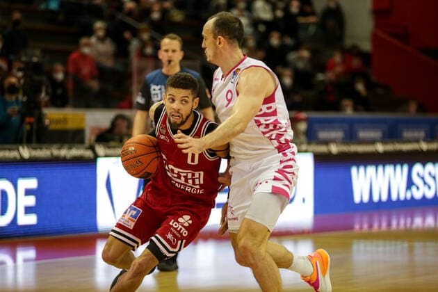 Deutschland, Giessen, Osthalle, 18.12.2021, easy Credit BBL, 11.Spieltag, JobStairs Gießen 46ers - Telekom Baskets Bonn Bild: v.li. Kendale McCullum (Giessen 46ers),Karsten Tadda (Telekom Baskets Bonn) Copyright: HMBxMedia ThomasxJäger