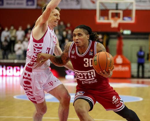 Deutschland, Giessen, Osthalle, 18.12.2021, easy Credit BBL, 11.Spieltag, JobStairs Gießen 46ers - Telekom Baskets Bonn Bild: v.li. Skyler Bowlin (Telekom Baskets Bonn), T.J. Williams (JobStairs Gießen 46ers) Copyright: HMBxMedia ThomasxJäger