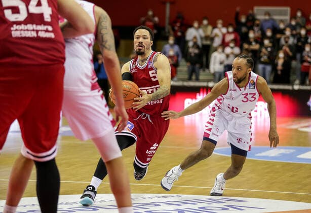 Deutschland, Giessen, Osthalle, 18.12.2021, easy Credit BBL, 11.Spieltag, JobStairs Gießen 46ers - Telekom Baskets Bonn Bild: v.li. Kyan Anderson (Giessen 46ers),Parker Jackson-Cartwright (Telekom Baskets Bonn) Copyright: HMBxMedia ThomasxJäger