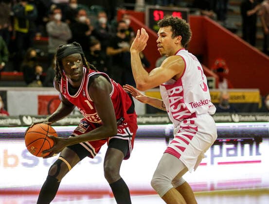 Deutschland, Giessen, Osthalle, 18.12.2021, easy Credit BBL, 11.Spieltag, JobStairs Gießen 46ers - Telekom Baskets Bonn Bild: v.li. Nuni Omot (Giessen 46ers),Tyson Ward (Telekom Baskets Bonn) Copyright: HMBxMedia ThomasxJäger