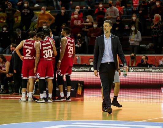 Deutschland, Giessen, Osthalle, 18.12.2021, easy Credit BBL, 11.Spieltag, JobStairs Gießen 46ers - Telekom Baskets Bonn Bild: Head-Coach: Pete Strobl (Giessen 46ers) muss das Spielfeld verlassen Copyright: HMBxMedia ThomasxJäger