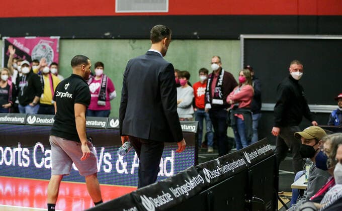 Deutschland, Giessen, Osthalle, 18.12.2021, easy Credit BBL, 11.Spieltag, JobStairs Gießen 46ers - Telekom Baskets Bonn Bild: Head-Coach: Pete Strobl (Giessen 46ers) muss das Spielfeld verlassen Copyright: HMBxMedia ThomasxJäger