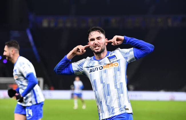 Sport Themen der Woche KW50 Fussball, Herren, Saison 2021 2022, 1. Bundesliga (17. Spieltag), Hertha BSC - Borussia Dortmund, v. l. Ishak Belfodil (Hertha BSC), Marco Richter (Hertha BSC), Jubel nach Tor zum 3:1, 18.12. 2021, *** Football, men, 2021 2022 season, 1 Bundesliga 17 matchday , Hertha BSC Borussia Dortmund, v l Ishak Belfodil Hertha BSC , Marco Richter Hertha BSC , cheering after goal to 3 1, 18 12 2021, Copyright: xSebastianxRäppold MatthiasxKochx