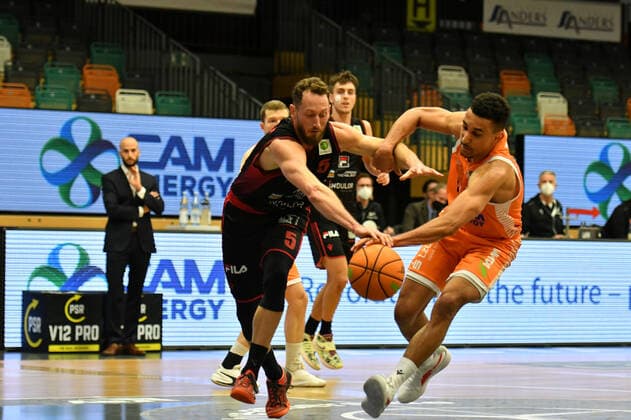 Chase Griffin (Artland Dragons 5) gegen Joel Aminu (Rasta Vechta 21) Basketball, BARMER 2. Basketball Bundesliga, Saison 2020 21, RASTA Vechta - Artland Dragons, 18.12.2021, 14. Spieltag, Rasta Dome Vechta Copyright: xWenzel Eibner-Pressefotox RVA