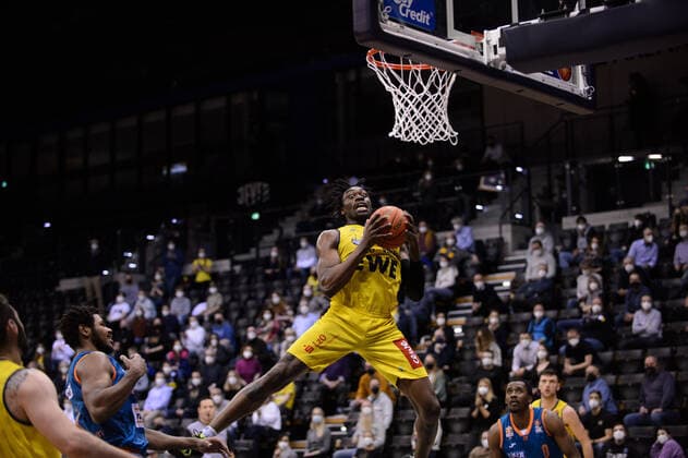 Tai Odiase (21 EWE Baskets Oldenburg) bei der Partie EWE Baskets Oldenburg vs ratiopharm Ulm. Basketball, easyCredit BBL, Saison 2021 2022, 11. Spieltag, 18.12.2021. Copyright: xErikxHillmer EIBNERx EP_EHR EWE Baskets Oldenburg vs ratiopharm Ulm. Basketball, easyCredit BBL, Saison 2021 2022, 11. Spieltag, 18.12.2021 Oldenburg Copyright: xErikxHillmer EIBNERx EP_EHR