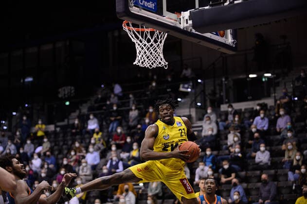 Tai Odiase (21 EWE Baskets Oldenburg) bei der Partie EWE Baskets Oldenburg vs ratiopharm Ulm. Basketball, easyCredit BBL, Saison 2021 2022, 11. Spieltag, 18.12.2021. Copyright: xErikxHillmer EIBNERx EP_EHR EWE Baskets Oldenburg vs ratiopharm Ulm. Basketball, easyCredit BBL, Saison 2021 2022, 11. Spieltag, 18.12.2021 Oldenburg Copyright: xErikxHillmer EIBNERx EP_EHR
