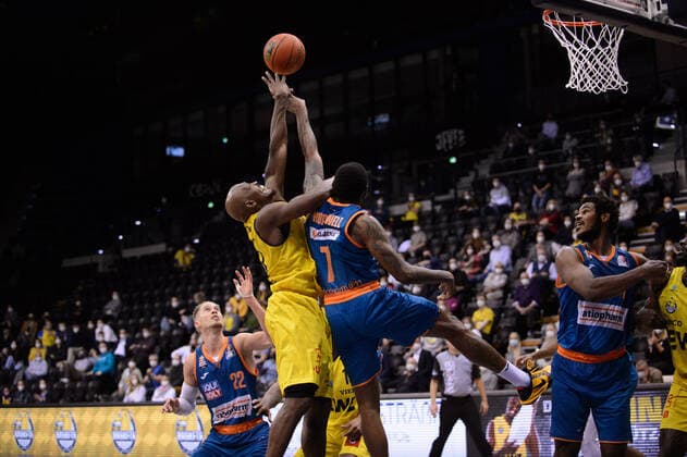 Rickey Paulding (23 EWE Baskets Oldenburg) gegen Sindarius Thornwell (7 ratiopharm Ulm) bei der Partie EWE Baskets Oldenburg vs ratiopharm Ulm. Basketball, easyCredit BBL, Saison 2021 2022, 11. Spieltag, 18.12.2021. Copyright: xErikxHillmer EIBNERx EP_EHR EWE Baskets Oldenburg vs ratiopharm Ulm. Basketball, easyCredit BBL, Saison 2021 2022, 11. Spieltag, 18.12.2021 Oldenburg Copyright: xErikxHillmer EIBNERx EP_EHR