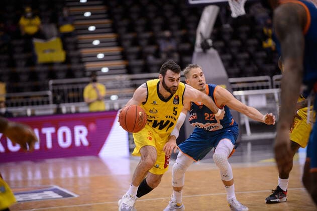 Matt Farrell (5 EWE Baskets Oldenburg) gegen Thomas Klepeisz (22 ratiopharm Ulm) bei der Partie EWE Baskets Oldenburg vs ratiopharm Ulm. Basketball, easyCredit BBL, Saison 2021 2022, 11. Spieltag, 18.12.2021. Copyright: xErikxHillmer EIBNERx EP_EHR EWE Baskets Oldenburg vs ratiopharm Ulm. Basketball, easyCredit BBL, Saison 2021 2022, 11. Spieltag, 18.12.2021 Oldenburg Copyright: xErikxHillmer EIBNERx EP_EHR