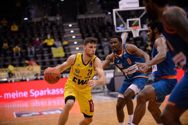 Michal Michalak (20 EWE Baskets Oldenburg) gegen Semaj Christon (0 ratiopharm Ulm) bei der Partie EWE Baskets Oldenburg vs ratiopharm Ulm. Basketball, easyCredit BBL, Saison 2021 2022, 11. Spieltag, 18.12.2021. Copyright: xErikxHillmer EIBNERx EP_EHR EWE Baskets Oldenburg vs ratiopharm Ulm. Basketball, easyCredit BBL, Saison 2021 2022, 11. Spieltag, 18.12.2021 Oldenburg Copyright: xErikxHillmer EIBNERx EP_EHR