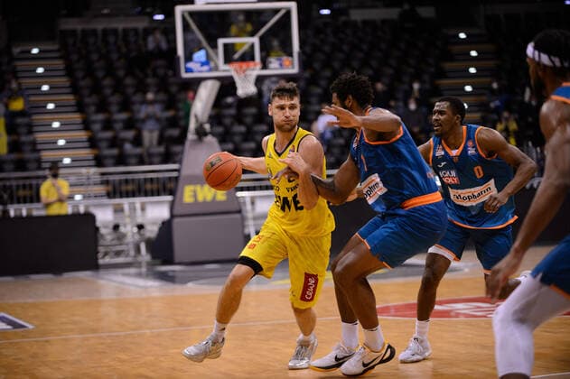 Michal Michalak (20 EWE Baskets Oldenburg) gegen Cristiano Felicio (1 ratiopharm Ulm) bei der Partie EWE Baskets Oldenburg vs ratiopharm Ulm. Basketball, easyCredit BBL, Saison 2021 2022, 11. Spieltag, 18.12.2021. Copyright: xErikxHillmer EIBNERx EP_EHR EWE Baskets Oldenburg vs ratiopharm Ulm. Basketball, easyCredit BBL, Saison 2021 2022, 11. Spieltag, 18.12.2021 Oldenburg Copyright: xErikxHillmer EIBNERx EP_EHR