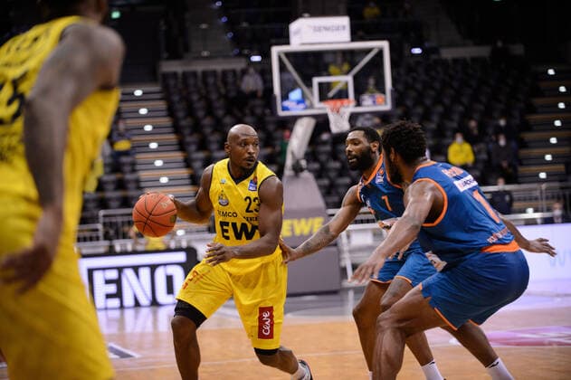 Rickey Paulding (23 EWE Baskets Oldenburg) gegen Sindarius Thornwell (7 ratiopharm Ulm) und Cristiano Felicio (1 ratiopharm Ulm) bei der Partie EWE Baskets Oldenburg vs ratiopharm Ulm. Basketball, easyCredit BBL, Saison 2021 2022, 11. Spieltag, 18.12.2021. Copyright: xErikxHillmer EIBNERx EP_EHR EWE Baskets Oldenburg vs ratiopharm Ulm. Basketball, easyCredit BBL, Saison 2021 2022, 11. Spieltag, 18.12.2021 Oldenburg Copyright: xErikxHillmer EIBNERx EP_EHR