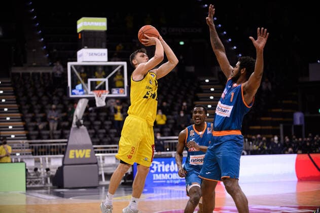 Michal Michalak (20 EWE Baskets Oldenburg) gegen Cristiano Felicio (1 ratiopharm Ulm) bei der Partie EWE Baskets Oldenburg vs ratiopharm Ulm. Basketball, easyCredit BBL, Saison 2021 2022, 11. Spieltag, 18.12.2021. Copyright: xErikxHillmer EIBNERx EP_EHR EWE Baskets Oldenburg vs ratiopharm Ulm. Basketball, easyCredit BBL, Saison 2021 2022, 11. Spieltag, 18.12.2021 Oldenburg Copyright: xErikxHillmer EIBNERx EP_EHR