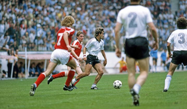 25.06.82 Deutschland - Österreich Spanien, Gijon, 25.06.1982, Fussball, FIFA WM 1982 in Spanien, DFB Deutschland - Österreich (1:0): v.l. Bernd Krauss (Österreich), Pierre Littbarski (Deutschland). *** 25 06 82 Germany Austria Spain, Gijon, 25 06 1982, Football, FIFA World Cup 1982 in Spain, DFB Germany Austria 1 0 v l Bernd Krauss Austria , Pierre Littbarski Germany