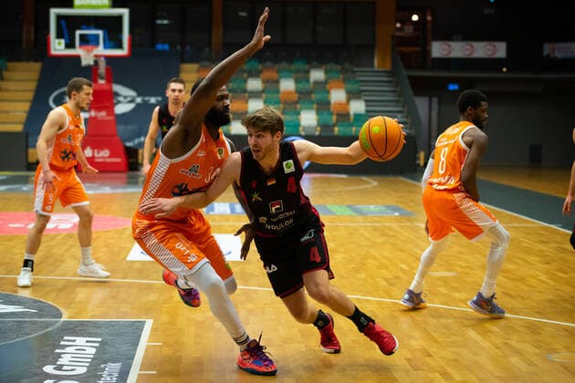 ProA: 14. Spieltag - RASTA Vechta vs. Artland Dragons, 18.12.2021 Devon Searcy (RASTA Vechta, 34), Thorben Doeding (Artland Dragons, 4); ProA: 14. Spieltag - RASTA Vechta vs. Artland Dragons am 18.12.2021 in Vechta (RASTA Dome), Germany, Copyright: xBEAUTIFULxSPORTS Neddermannx