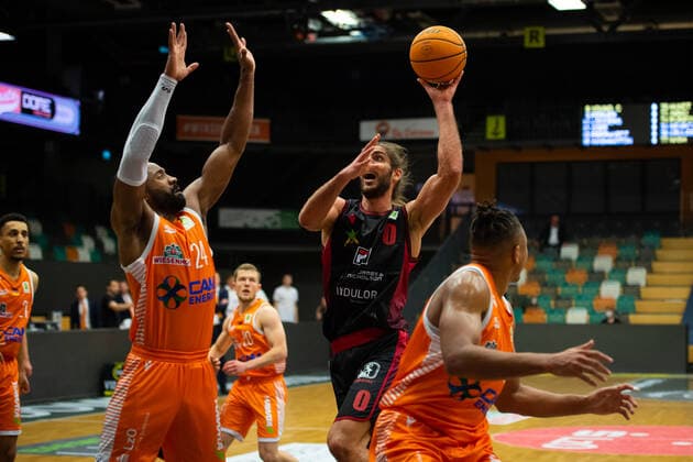 ProA: 14. Spieltag - RASTA Vechta vs. Artland Dragons, 18.12.2021 Preston Purifoy (RASTA Vechta, 24), Adam Pechacek (Artland Dragons, 0), Tyrone Nash (RASTA Vechta, 77); ProA: 14. Spieltag - RASTA Vechta vs. Artland Dragons am 18.12.2021 in Vechta (RASTA Dome), Germany, Copyright: xBEAUTIFULxSPORTS Neddermannx