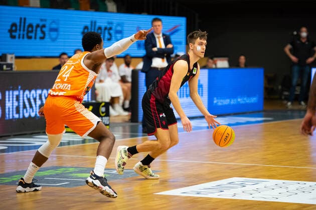 ProA: 14. Spieltag - RASTA Vechta vs. Artland Dragons, 18.12.2021 Preston Purifoy (RASTA Vechta, 24), Zachary Christopher Ensminger (Artland Dragons, 1); ProA: 14. Spieltag - RASTA Vechta vs. Artland Dragons am 18.12.2021 in Vechta (RASTA Dome), Germany, Copyright: xBEAUTIFULxSPORTS Neddermannx