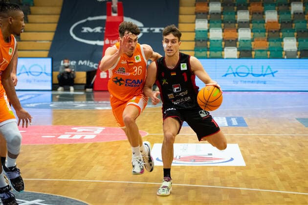 ProA: 14. Spieltag - RASTA Vechta vs. Artland Dragons, 18.12.2021 Kristofer Krause (RASTA Vechta, 36), Zachary Christopher Ensminger (Artland Dragons, 1); ProA: 14. Spieltag - RASTA Vechta vs. Artland Dragons am 18.12.2021 in Vechta (RASTA Dome), Germany, Copyright: xBEAUTIFULxSPORTS Neddermannx