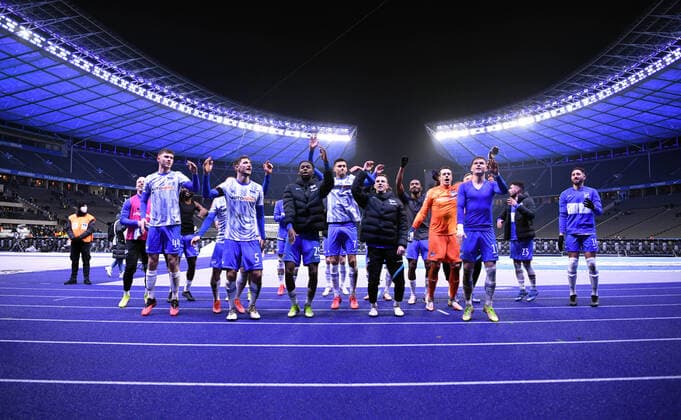 Bilder des Jahres 2021, Sport 12 Dezember Fussball, Herren, Saison 2021 2022, 1. Bundesliga (17. Spieltag), Hertha BSC - Borussia Dortmund, Hertha, Jubel nach Abpfiff vor der Ostkurve, 18.12. 2021, *** Football, men, 2021 2022 season, 1 Bundesliga 17 matchday , Hertha BSC Borussia Dortmund, Hertha, cheering after final whistle in front of Ostkurve, 18 12 2021, Copyright: xSebastianxRäppold MatthiasxKochx