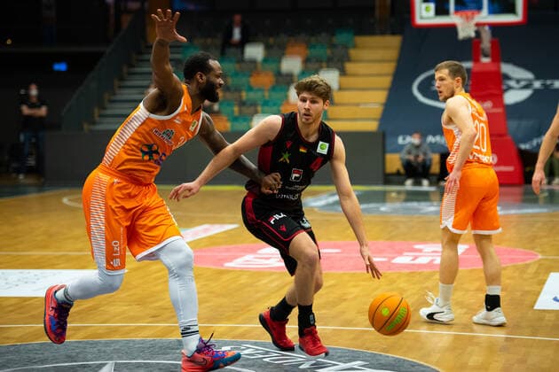 ProA: 14. Spieltag - RASTA Vechta vs. Artland Dragons, 18.12.2021 Devon Searcy (RASTA Vechta, 34), Thorben Doeding (Artland Dragons, 4); ProA: 14. Spieltag - RASTA Vechta vs. Artland Dragons am 18.12.2021 in Vechta (RASTA Dome), Germany, Copyright: xBEAUTIFULxSPORTS Neddermannx