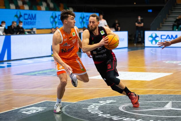 ProA: 14. Spieltag - RASTA Vechta vs. Artland Dragons, 18.12.2021 Kristofer Krause (RASTA Vechta, 36), Chase Chandler Griffin (Artland Dragons, 5); ProA: 14. Spieltag - RASTA Vechta vs. Artland Dragons am 18.12.2021 in Vechta (RASTA Dome), Germany, Copyright: xBEAUTIFULxSPORTS Neddermannx