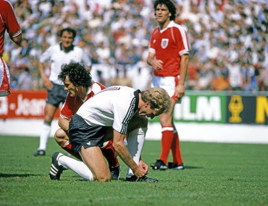 25.06.82 Deutschland - Österreich Spanien, Gijon, 25.06.1982, Fussball, FIFA WM 1982 in Spanien, DFB Deutschland - Österreich (1:0): v.l. Heribert Weber (Österreich), Karl-Heinz Rummenigge (Deutschland). *** 25 06 82 Germany Austria Spain, Gijon, 25 06 1982, Football, FIFA World Cup 1982 in Spain, DFB Germany Austria 1 0 v l Heribert Weber Austria , Karl Heinz Rummenigge Germany
