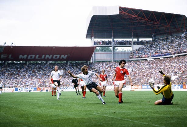 25.06.82 Deutschland - Österreich Spanien, Gijon, 25.06.1982, Fussball, FIFA WM 1982 in Spanien, DFB Deutschland - Österreich (1:0): v.l. Wolfgang Dremmler (Deutschland), Bruno Pezzey, Friedl Koncilia (beide Österreich). *** 25 06 82 Germany Austria Spain, Gijon, 25 06 1982, Football, FIFA World Cup 1982 in Spain, DFB Germany Austria 1 0 f l Wolfgang Dremmler Germany , Bruno Pezzey, Friedl Koncilia both Austria