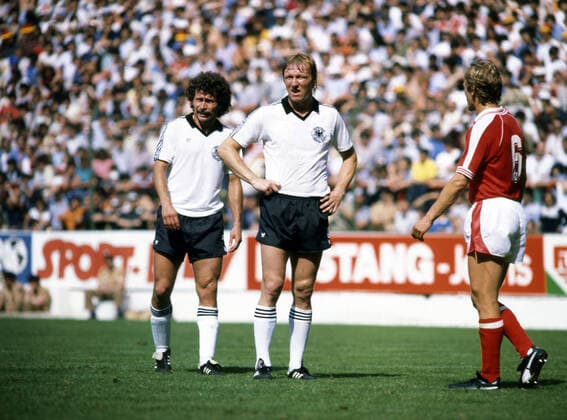 25.06.82 Deutschland - Österreich Spanien, Gijon, 25.06.1982, Fussball, FIFA WM 1982 in Spanien, DFB Deutschland - Österreich (1:0): v.l. Paul Breitner, Horst Hrubesch (beide Deutschland). *** 25 06 82 Germany Austria Spain, Gijon, 25 06 1982, Football, FIFA World Cup 1982 in Spain, DFB Germany Austria 1 0 v l Paul Breitner, Horst Hrubesch both Germany