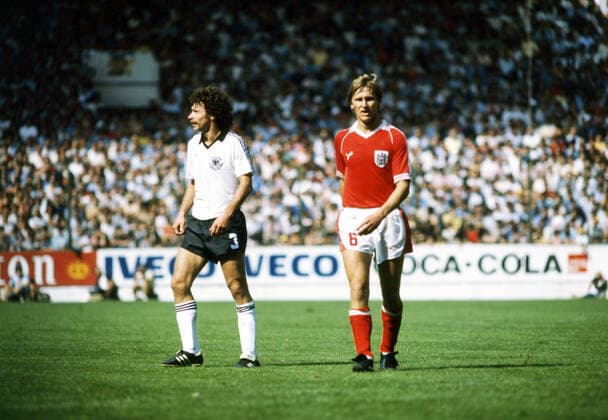 25.06.82 Deutschland - Österreich Spanien, Gijon, 25.06.1982, Fussball, FIFA WM 1982 in Spanien, DFB Deutschland - Österreich (1:0): v.l. Paul Breitner (Deutschland), Roland Hattenberger (Österreich). *** 25 06 82 Germany Austria Spain, Gijon, 25 06 1982, Football, FIFA World Cup 1982 in Spain, DFB Germany Austria 1 0 v l Paul Breitner Germany , Roland Hattenberger Austria