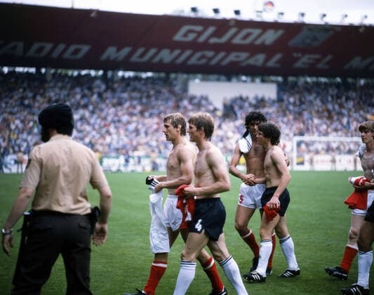 25.06.82 Deutschland - Österreich Spanien, Gijon, 25.06.1982, Fussball, FIFA WM 1982 in Spanien, DFB Deutschland - Österreich (1:0): v.l. Roland Hattenberger (Österreich), Karlheinz Förster (Deutschland), Bruno Pezzey (Österreich), Lothar Matthäus (Deutschland). *** 25 06 82 Germany Austria Spain, Gijon, 25 06 1982, Football, FIFA World Cup 1982 in Spain, DFB Germany Austria 1 0 f l Roland Hattenberger Austria , Karlheinz Förster Germany , Bruno Pezzey Austria , Lothar Matthäus Germany