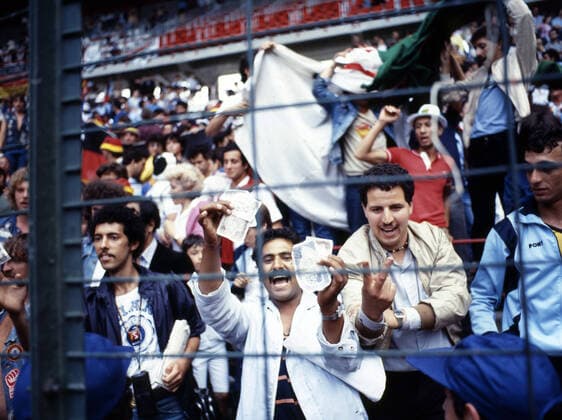 25.06.82 Deutschland - Österreich Spanien, Gijon, 25.06.1982, Fussball, FIFA WM 1982 in Spanien, DFB Deutschland - Österreich (1:0): Algerien Fans winken mit Geldscheinen und Reklamieren die Absprache des Ergebnisses beider Teams in der sogenannten Schande von Gijon. *** 25 06 82 Germany Austria Spain, Gijon, 25 06 1982, Football, FIFA World Cup 1982 in Spain, DFB Germany Austria 1 0 Algeria fans wave banknotes and complain about the agreement of the result of both teams in the so-called disgrace of Gijon