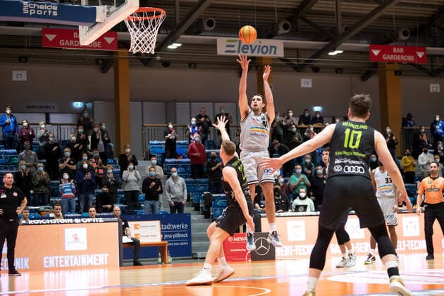 BARMER 2. Basketball Bundesliga Saison 2021 2022 Spieltag 14 am 18.12.21 Medipolis SC Jena vs TEAM Ehingen Urspring Mitte: Alex Herrera (Jena) beim Wurf gegen Kevin Strangmeyer (Ehingen) Sparkassen Arena