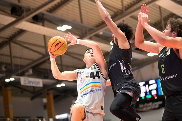 BARMER 2. Basketball Bundesliga Saison 2021 2022 Spieltag 14 am 18.12.21 Medipolis SC Jena vs TEAM Ehingen Urspring v.li. Vuk Radojicic (Jena) gegen Tyler Cheese (Ehingen) und Zach Walton (Ehingen) Sparkassen Arena