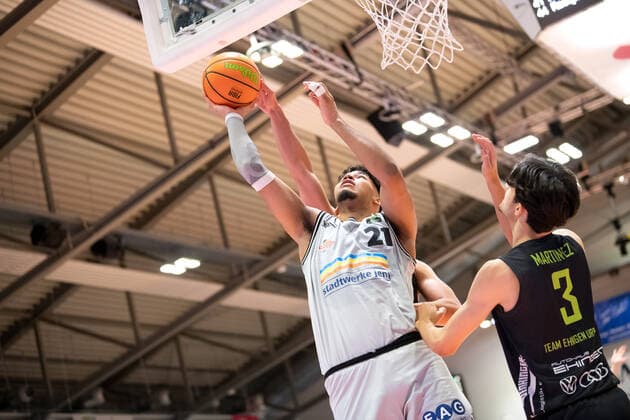 BARMER 2. Basketball Bundesliga Saison 2021 2022 Spieltag 14 am 18.12.21 Medipolis SC Jena vs TEAM Ehingen Urspring v.li. Rafael Alberton Rodrigues (Jena) beim Korbleger gegen Tim Martinez (Ehingen) Sparkassen Arena