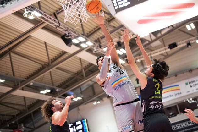 BARMER 2. Basketball Bundesliga Saison 2021 2022 Spieltag 14 am 18.12.21 Medipolis SC Jena vs TEAM Ehingen Urspring Mitte: Rafael Alberton Rodrigues (Jena) beim Wurf gegen rechts Tim Martinez (Ehingen) Sparkassen Arena