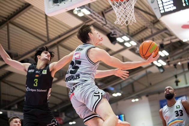 BARMER 2. Basketball Bundesliga Saison 2021 2022 Spieltag 14 am 18.12.21 Medipolis SC Jena vs TEAM Ehingen Urspring Mitte: Lorenz Bank (Jena) beim Korbleger gegen links Tim Martinez (Ehingen) Sparkassen Arena