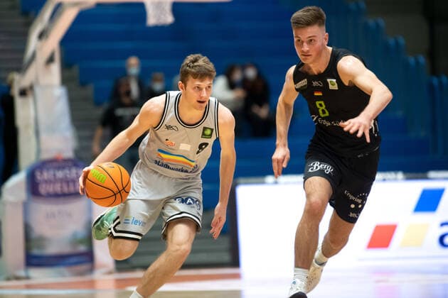 BARMER 2. Basketball Bundesliga Saison 2021 2022 Spieltag 14 am 18.12.21 Medipolis SC Jena vs TEAM Ehingen Urspring v.li. am Ball Bartautas Linartas (Jena) gegen Jonathan Diederich (Ehingen) Sparkassen Arena