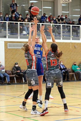18.12.2021, xovx, Basketball Damen Bundesliga DBBL, BC pharmaserv Marburg - TSV 1880 Wasserburg v.l. Haliegh Reinoehl (TSV 1880 Wasserburg), Hanna Crymble (BC pharmaserv Marburg), Mikayla Williams (TSV 1880 Wasserburg) Marburg Georg Gaßmann Halle Hessen Deutschland (DE)